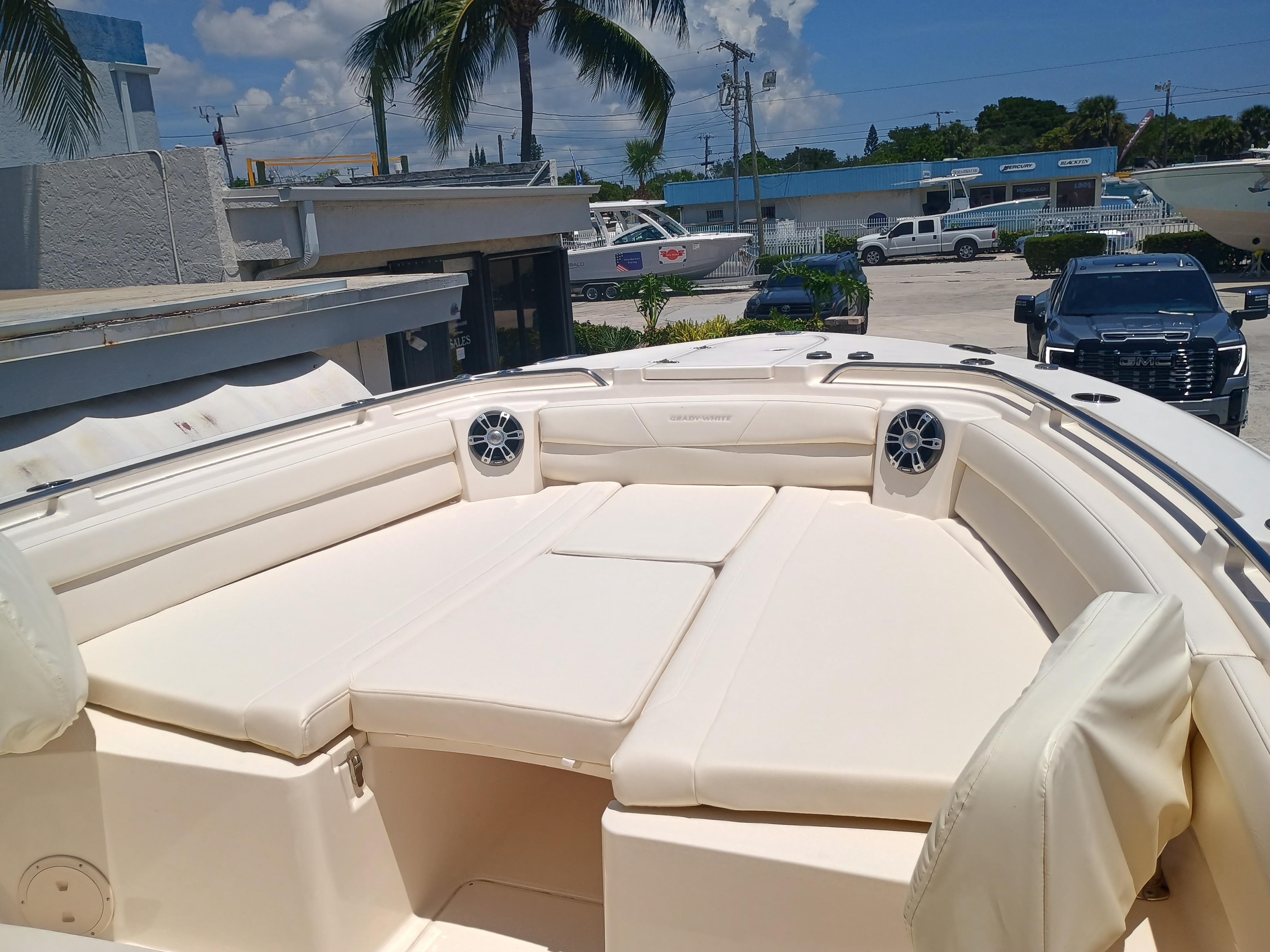 2025 Grady-White Canyon 326 - Image 8