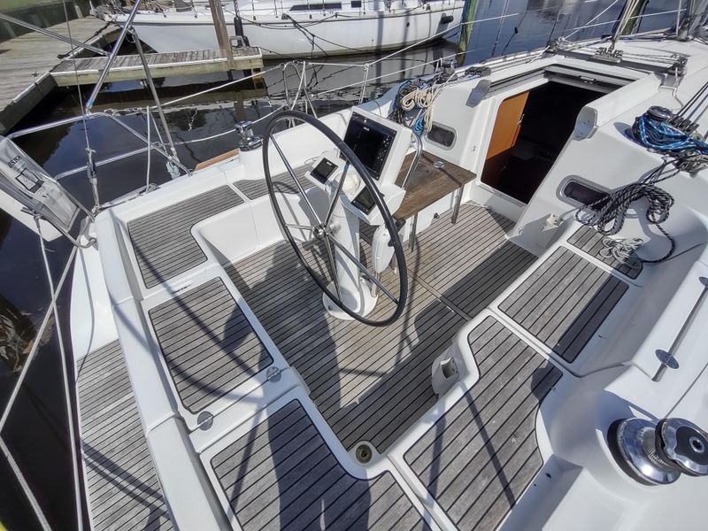 2013 Beneteau Oceanis 37