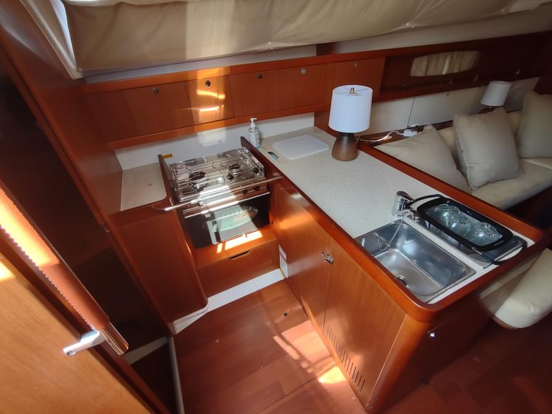 2013 Beneteau Oceanis 37