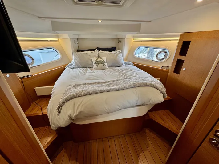 Freedom Yacht Photos Pics Luxurious cabin interior of 2022 Beneteau Swift Trawler 41 Fly with cozy bedding.