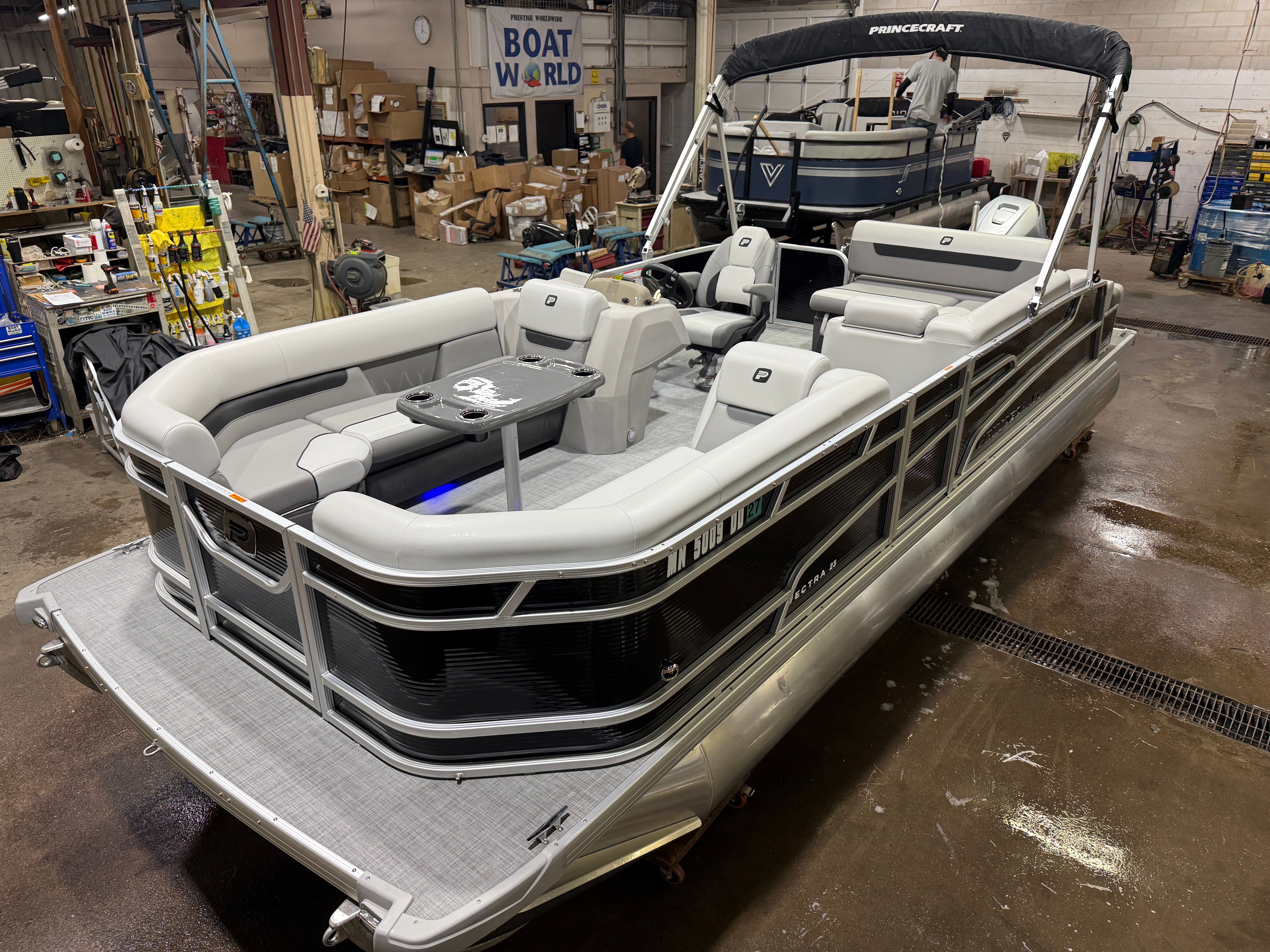 Princecraft Vectra 23 RL Swingback Pontoon & 150HP