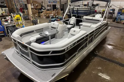 Princecraft Vectra 23 RL Swingback Pontoon & 150HP