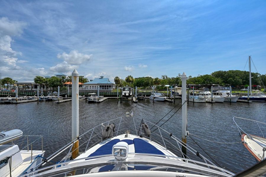 2001 Carver 444 Cockpit Motor Yacht