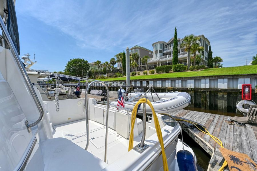 2001 Carver 444 Cockpit Motor Yacht