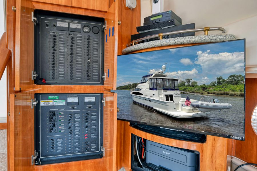 2001 Carver 444 Cockpit Motor Yacht