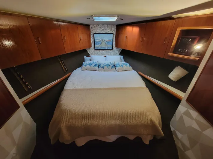  Yacht Photos Pics 1991 Ocean Yachts 42 Super Sport bedroom with double bed and wooden cabinets.
