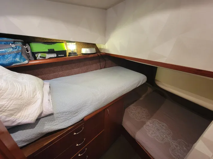  Yacht Photos Pics 1991 Ocean Yachts 42 Super Sport cabin with twin beds and storage drawers.