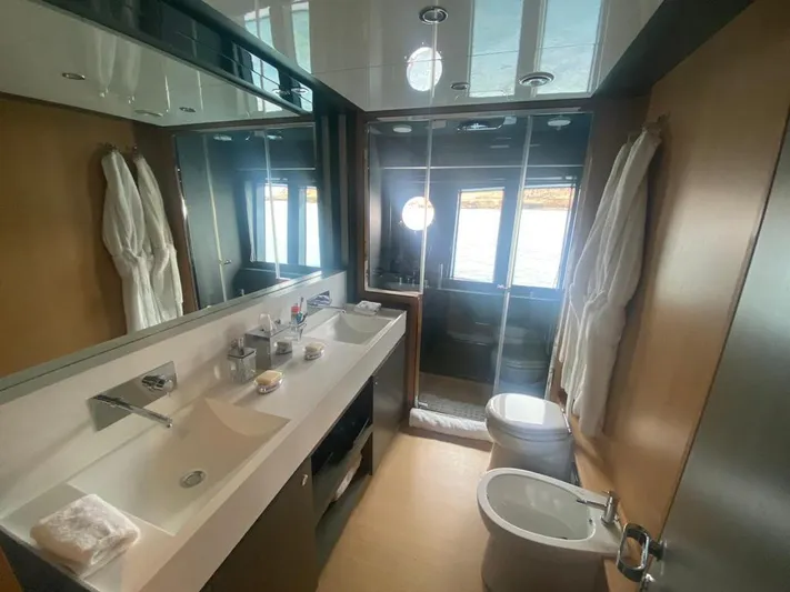 My Place Yacht Photos Pics Bathroom