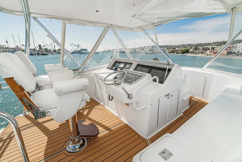 Whiplash II Yacht Photos Pics 2006 Hatteras 50 Convertible yacht helm with white seating and ocean view.