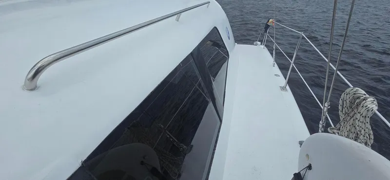 Bellagio Yacht Photos Pics Kelsall Suncat 40 yacht deck, 2013 model, with railing and ocean view.