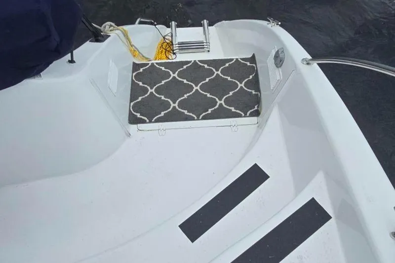 Bellagio Yacht Photos Pics Kelsall Suncat 40 boat deck with patterned mat and ladder, 2013 model.