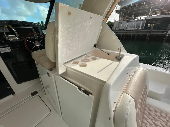  Yacht Photos Pics 2005 Tiara Yachts 3600 Sovran interior with helm and seating area.