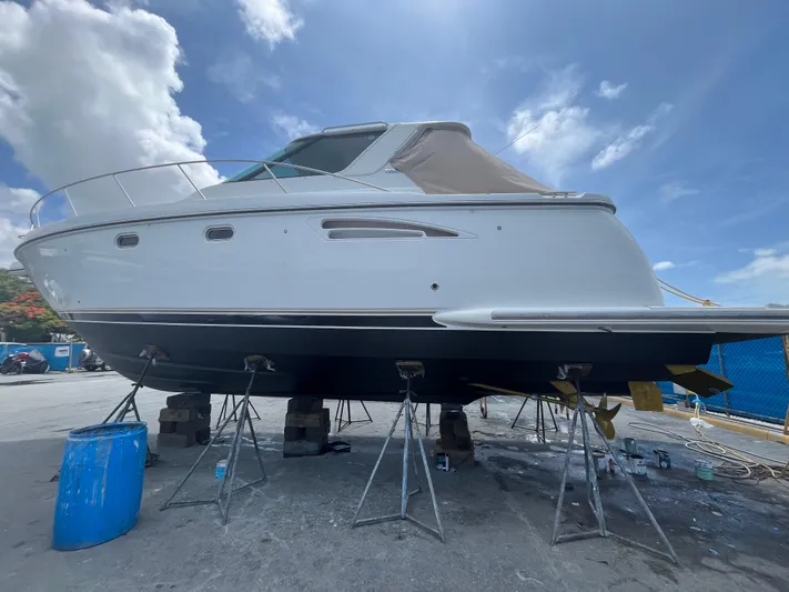  Yacht Photos Pics 2005 Tiara Yachts 3600 Sovran on stands, clear sky background.