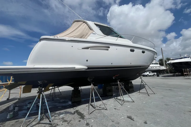  Yacht Photos Pics 2005 Tiara Yachts 3600 Sovran on stands, clear sky background.