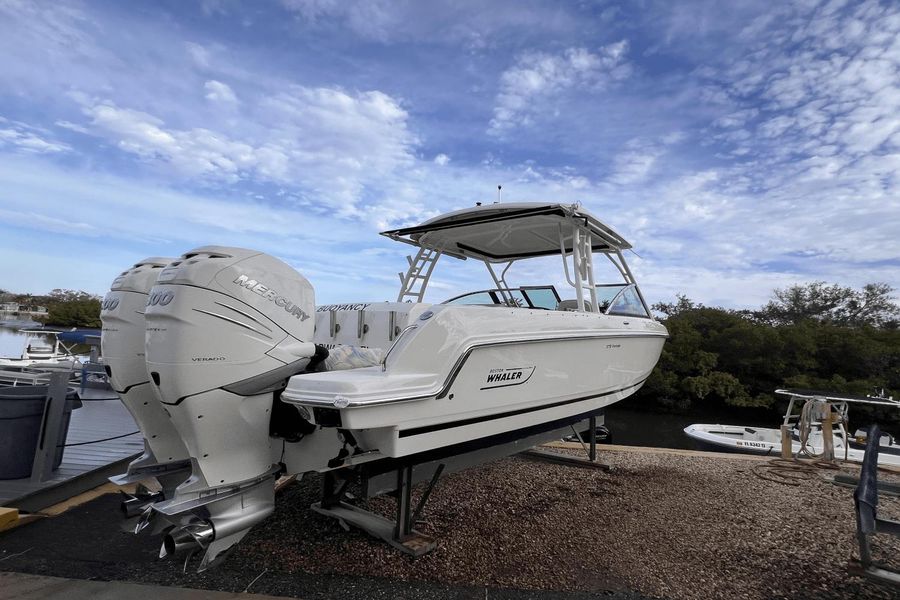 2017 Boston Whaler 270 Vantage