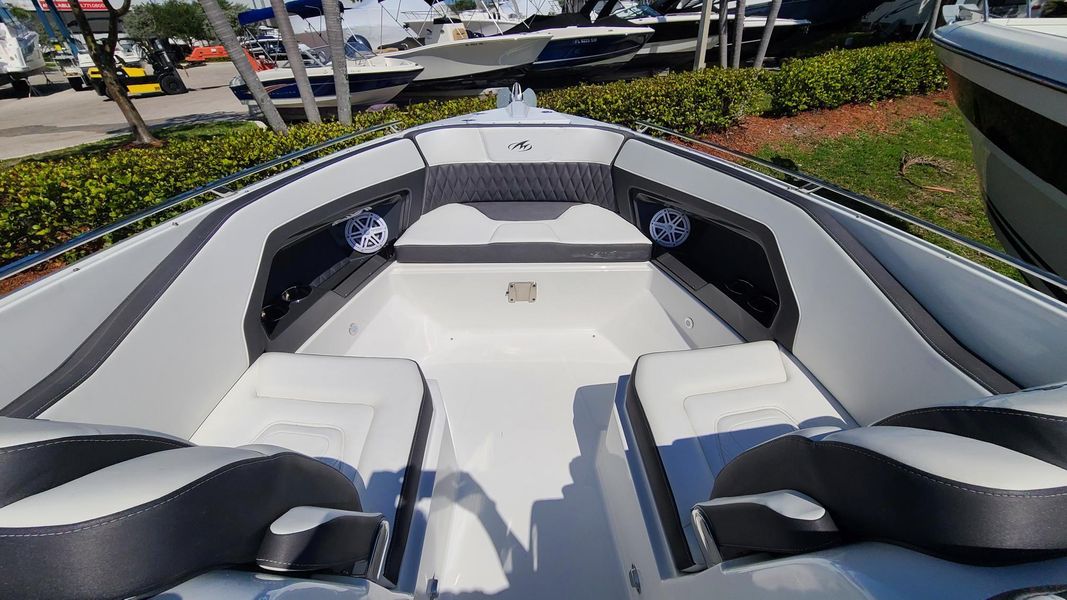 2019 Monterey 328SS