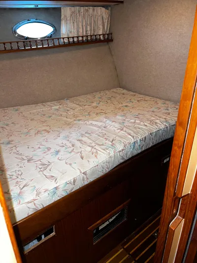 Paradosi Yacht Photos Pics Cozy cabin bed in a 1990 Nova 4500 boat with floral bedding.
