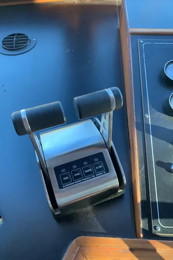 Paradosi Yacht Photos Pics Control lever on a Nova 4500 boat dashboard, 1990 model.