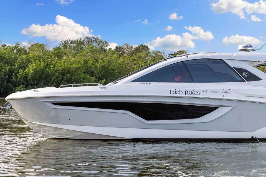 2021 Cruisers Yachts 42 GLS Outboard
