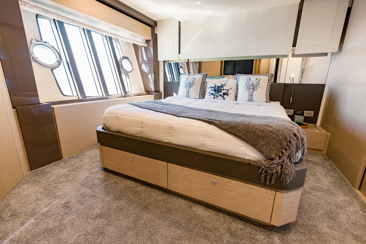 2017 Ferretti Yachts 75 