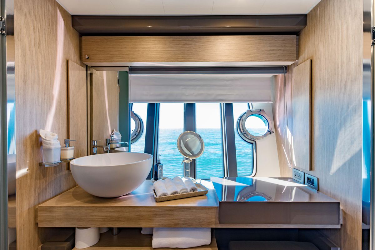 2017 Ferretti Yachts 75 
