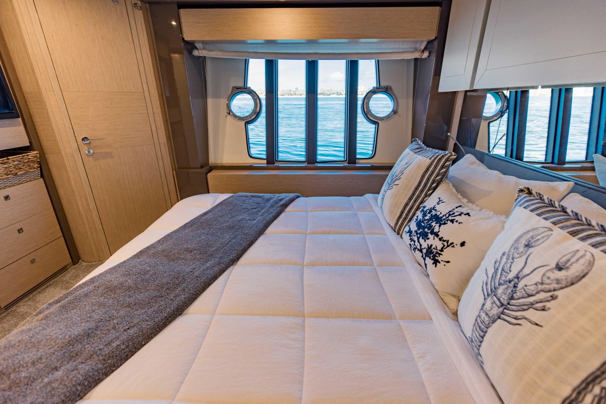 2017 Ferretti Yachts 75 