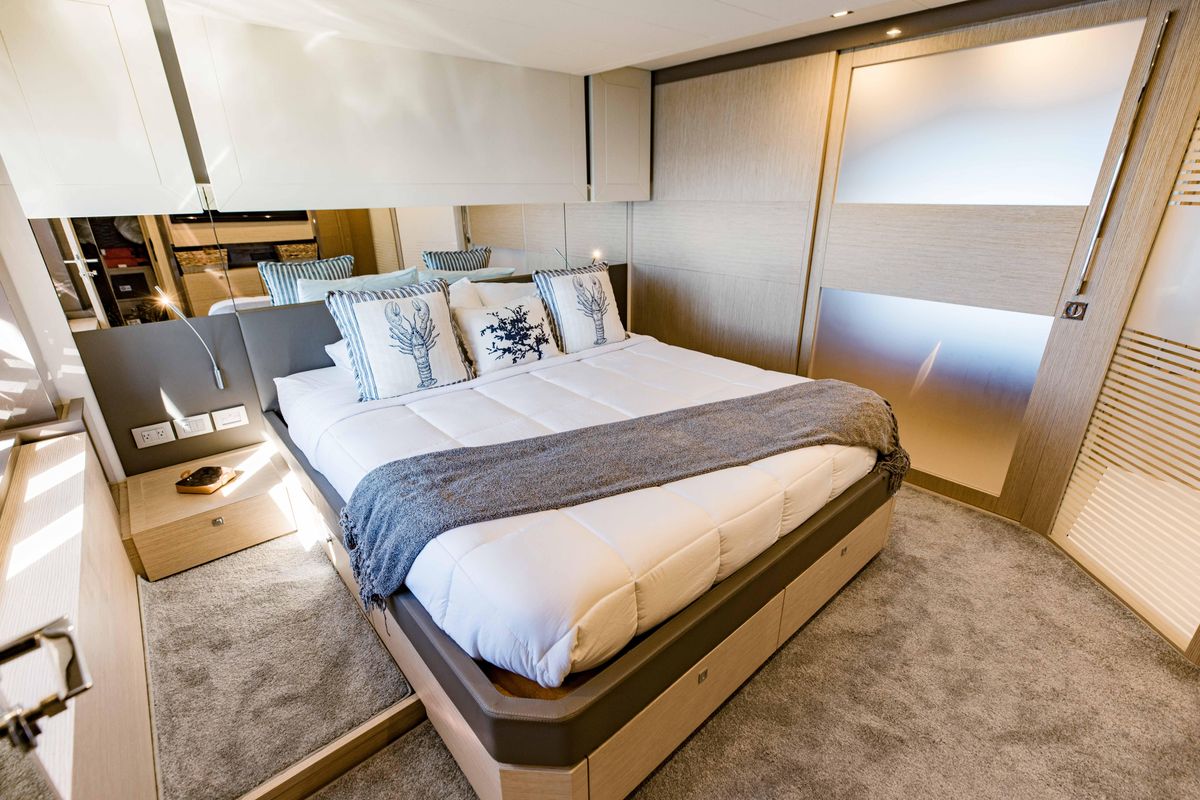 2017 Ferretti Yachts 75 