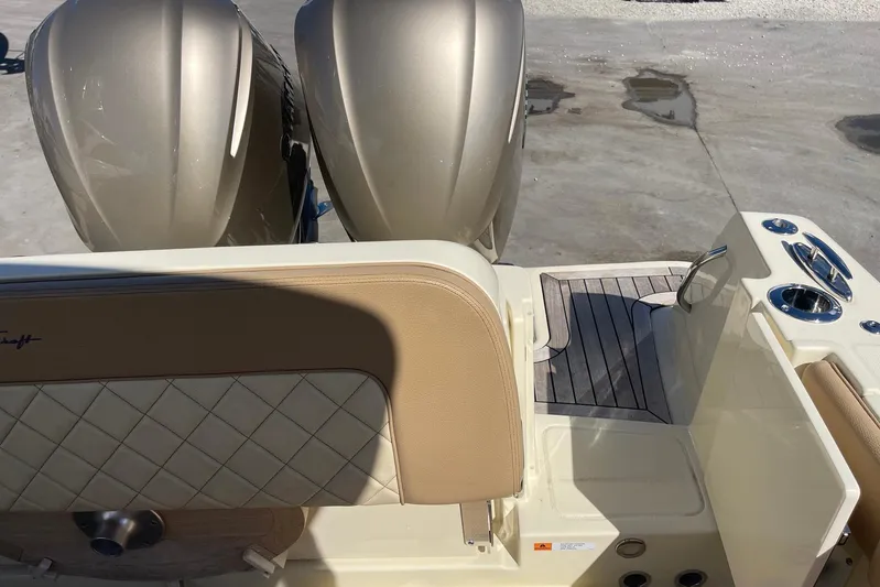  Yacht Photos Pics 2020 Chris-Craft Catalina 30 boat with dual engines and luxurious seating.