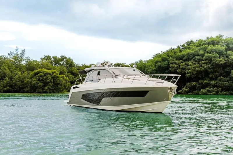 Lealtad Yacht Photos Pics 