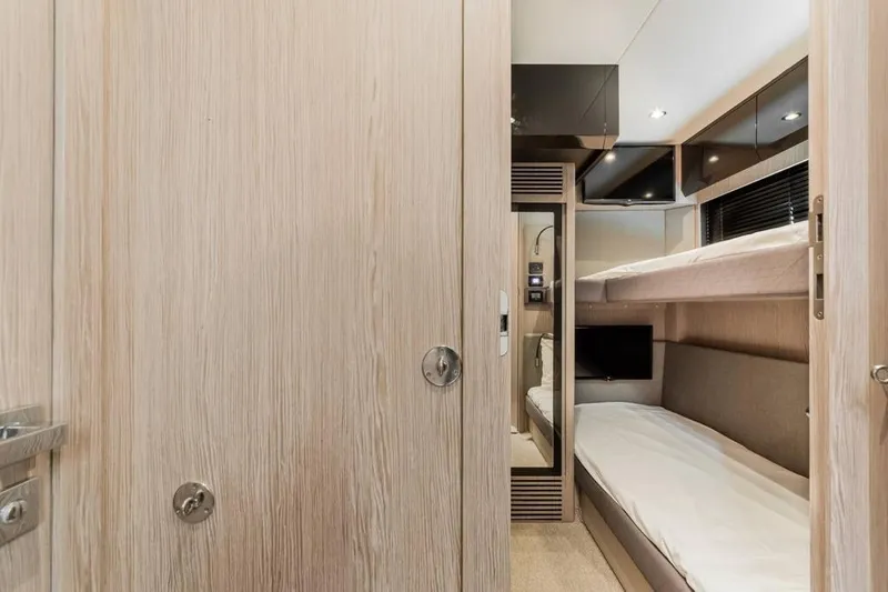 Lealtad Yacht Photos Pics 