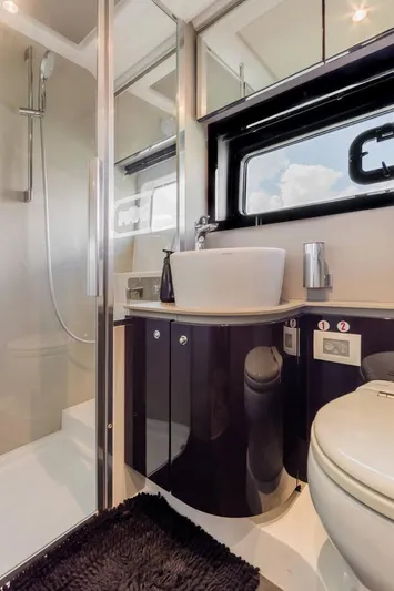 Lealtad Yacht Photos Pics 