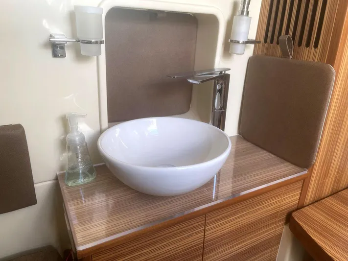  Yacht Photos Pics 2017 Chris-craft 34 Catalina - Image 12