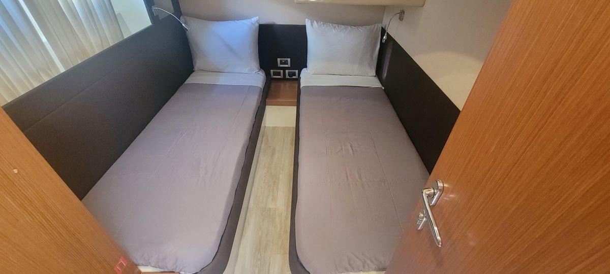 2009 Ferretti Yachts 47 