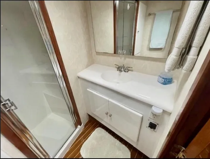 Irish Mist Yacht Photos Pics Luxurious bathroom in 2001 Post 50 Convertible yacht with shower and vanity.