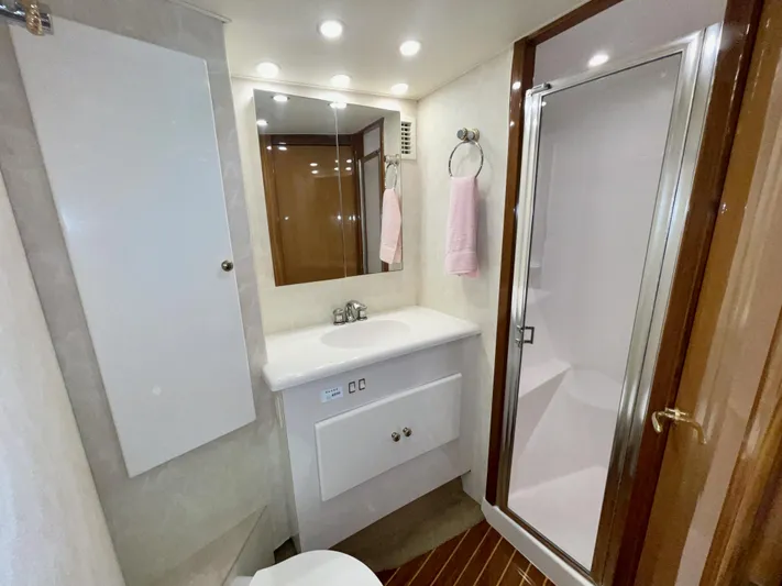 Irish Mist Yacht Photos Pics Luxurious bathroom in 2001 Post 50 Convertible yacht with shower and vanity.