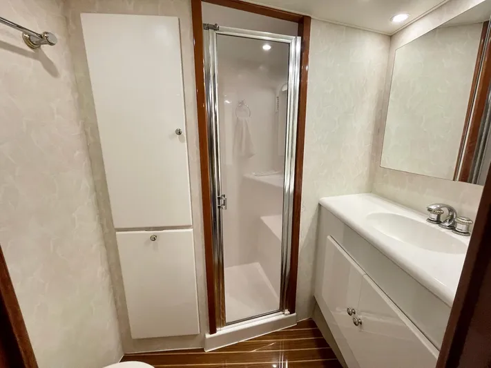 Irish Mist Yacht Photos Pics Luxurious bathroom in 2001 Post 50 Convertible yacht with shower and vanity.