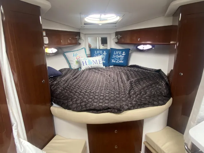 The Mint Yacht Photos Pics 2018 Four Winns 355 Vista cabin with cozy bed and decorative pillows.