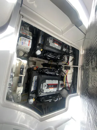 The Mint Yacht Photos Pics 2018 Four Winns 355 Vista engine compartment with dual 6.2L engines.