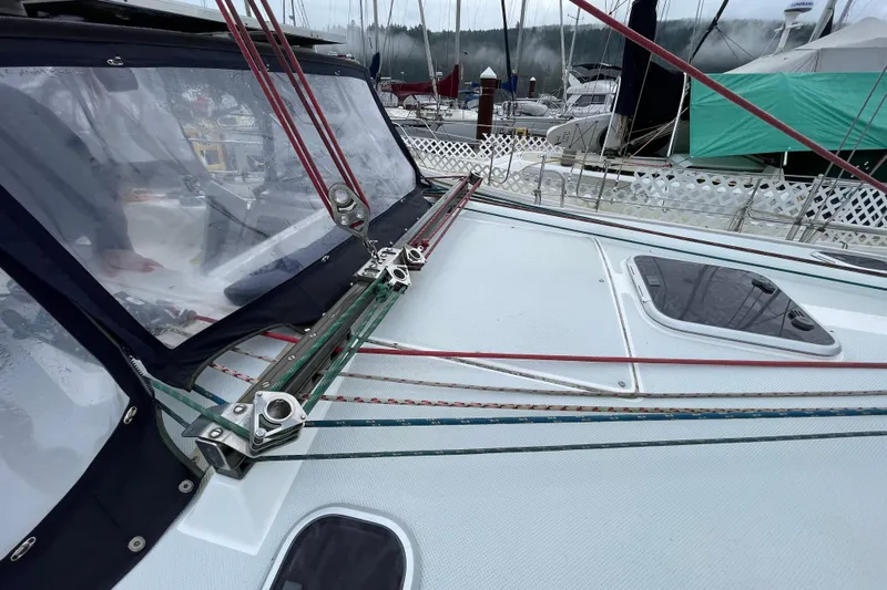 Buena Vida Yacht Photos Pics 2000 Catalina 42 MkII sailboat deck with rigging and hatch, docked at marina.