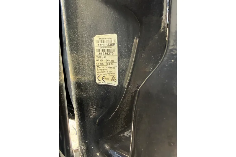  Yacht Photos Pics Label on Calcutta 263, 2019 model, displaying serial and model numbers.