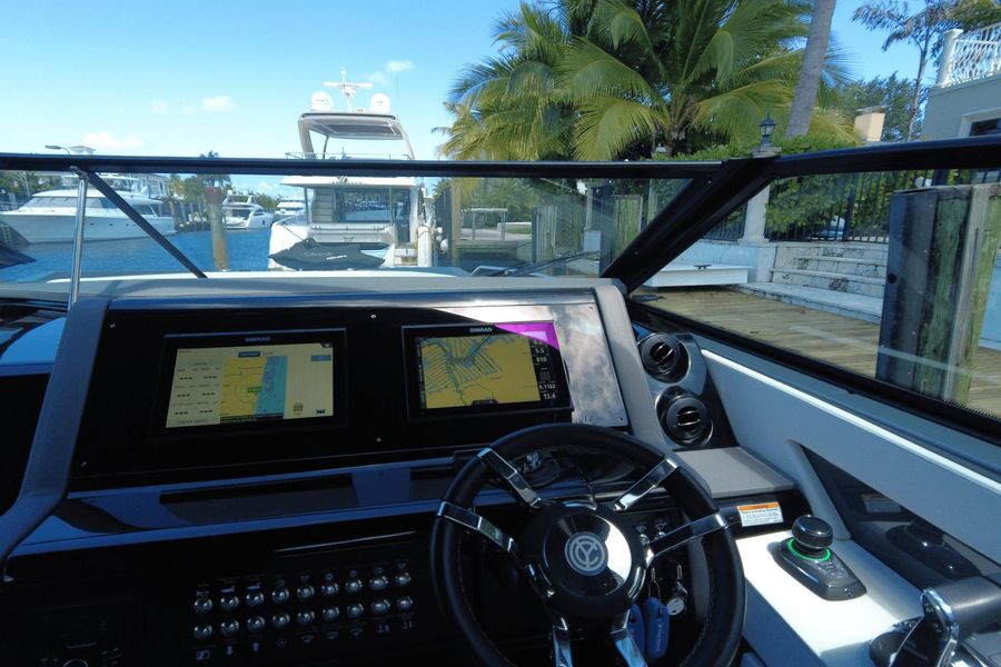 2022 Cruisers Yachts 38 GLS OB SOUTH BEACH