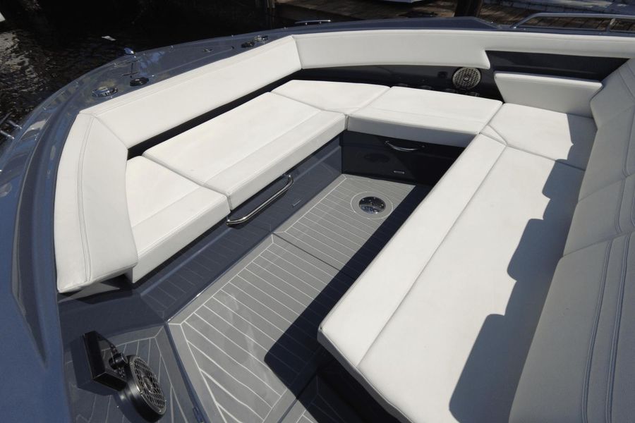 2022 Cruisers Yachts 38 GLS OB SOUTH BEACH