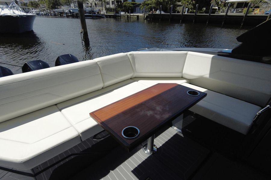 2022 Cruisers Yachts 38 GLS OB SOUTH BEACH