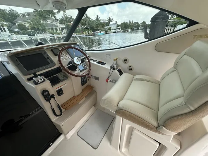 2008 Tiara 3500 Sovran Yacht Photos Pics 2008 Tiara Yachts 3500 Sovran helm with leather seat and modern controls.