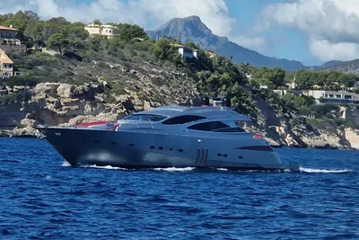 Pershing 90