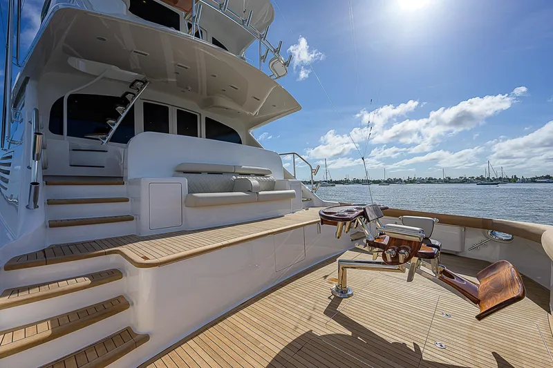 Bella Yacht Photos Pics 2018 Viking 92 Sky Bridge yacht deck with fishing chairs and ocean view.