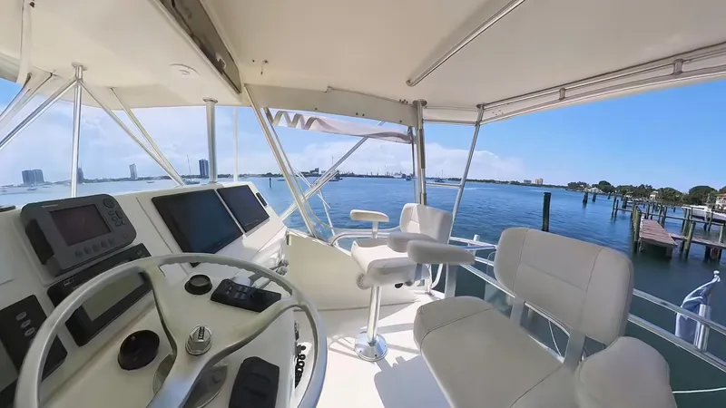 No Name Yacht Photos Pics 2002 Ocean Yachts 52 SUPER SPORT helm with panoramic water view.