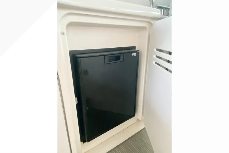  Yacht Photos Pics 2007 Sea Ray 38 Sundancer boat refrigerator in white compartment.