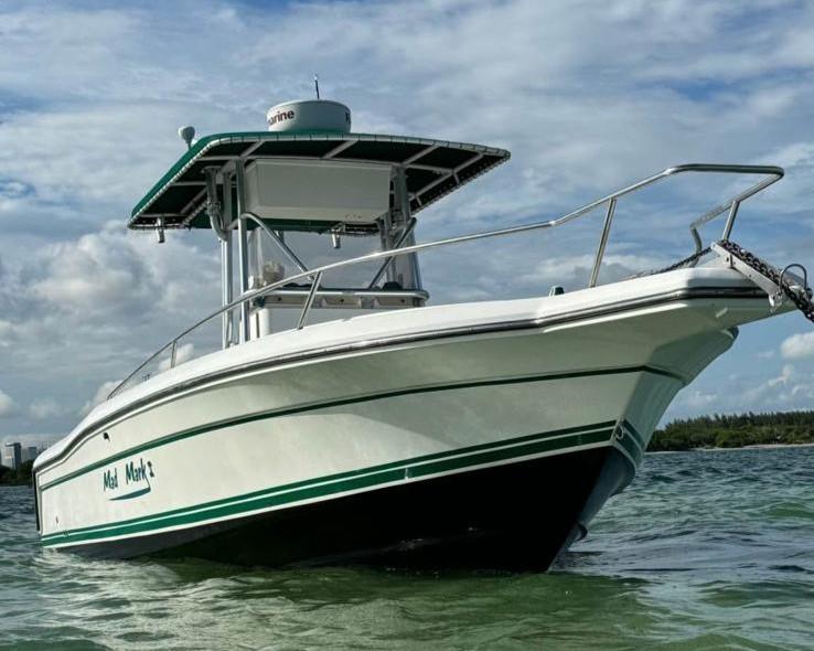 2000 Stamas 250 Tarpon boat on water, featuring sleek design and green accents.
