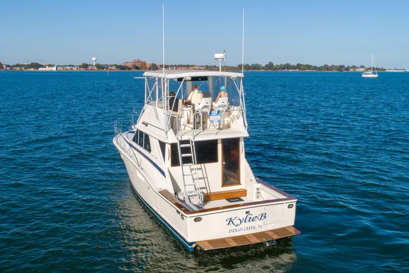 Kylieb Yacht Photos Pics 1986 Chris-Craft 422 Commander yacht on open water, rear view.